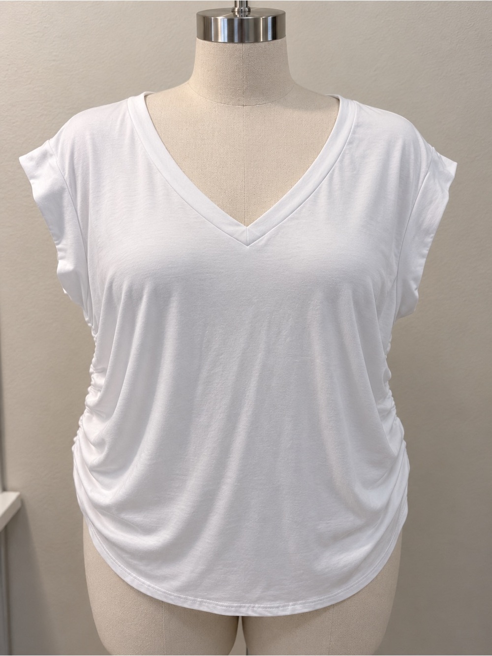 SHEIN CURVE White V Neck Women’s Tee size 2XL